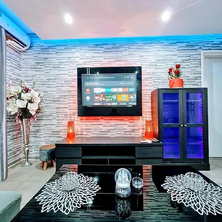 Hidden Lights Deluxe Apartment